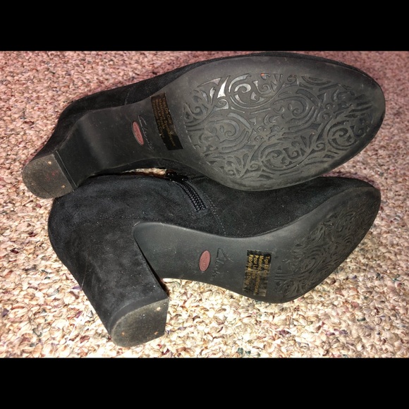 Clark’s black suede ankle booties - Picture 5 of 7